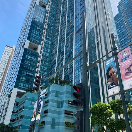 1 Bedroom Uptown Bgc Across Uptown Mall Manila Exterior photo