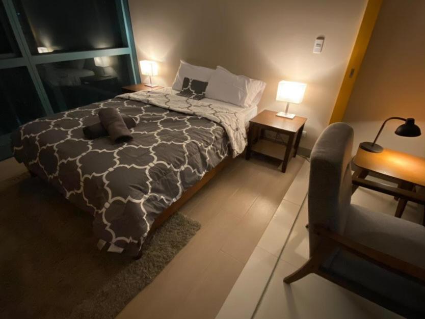 1 Bedroom Uptown Bgc Across Uptown Mall Manila Exterior photo