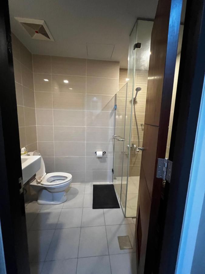 1 Bedroom Uptown Bgc Across Uptown Mall Manila Exterior photo