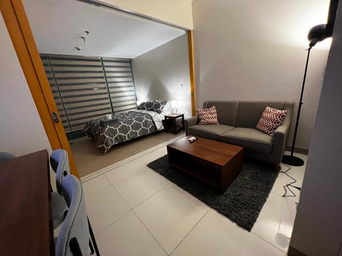 1 Bedroom Uptown Bgc Across Uptown Mall Manila Exterior photo