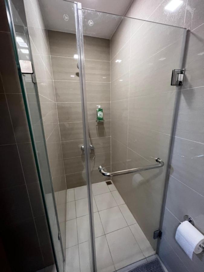 1 Bedroom Uptown Bgc Across Uptown Mall Manila Exterior photo