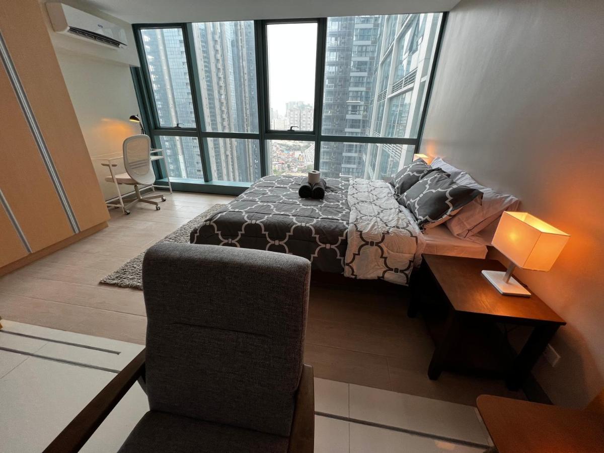 1 Bedroom Uptown Bgc Across Uptown Mall Manila Exterior photo