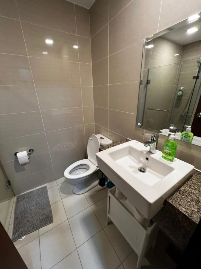1 Bedroom Uptown Bgc Across Uptown Mall Manila Exterior photo