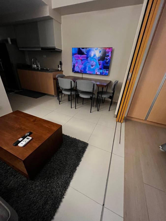 1 Bedroom Uptown Bgc Across Uptown Mall Manila Exterior photo