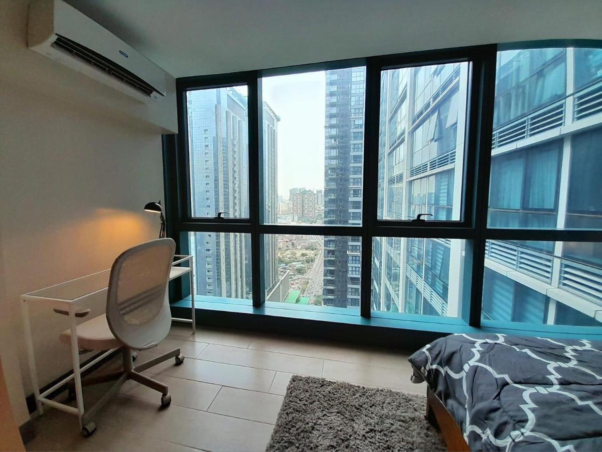 1 Bedroom Uptown Bgc Across Uptown Mall Manila Exterior photo