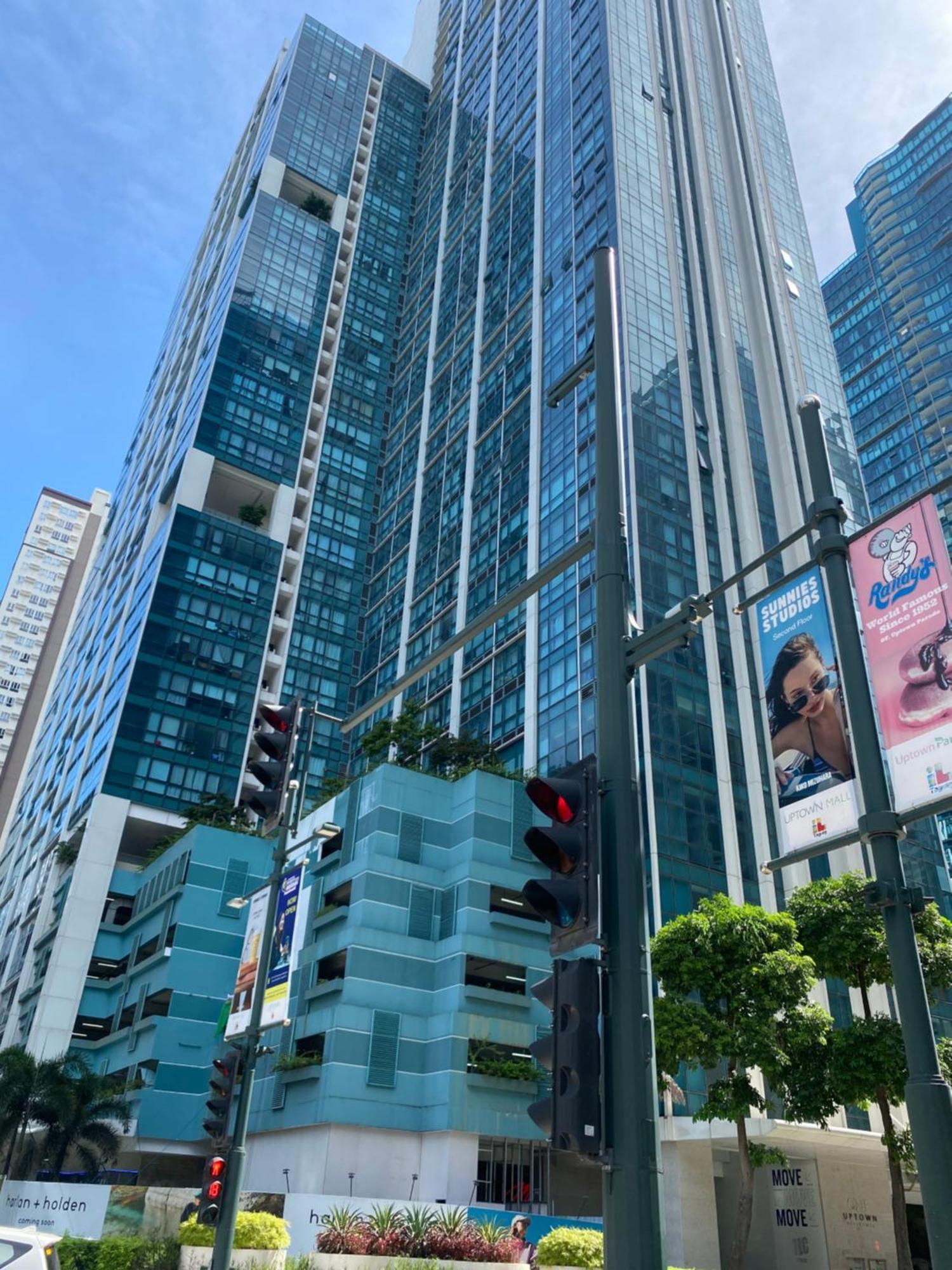 1 Bedroom Uptown Bgc Across Uptown Mall Manila Exterior photo