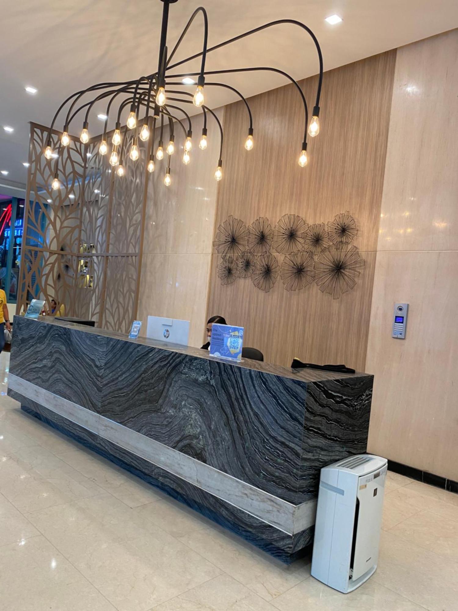 1 Bedroom Uptown Bgc Across Uptown Mall Manila Exterior photo